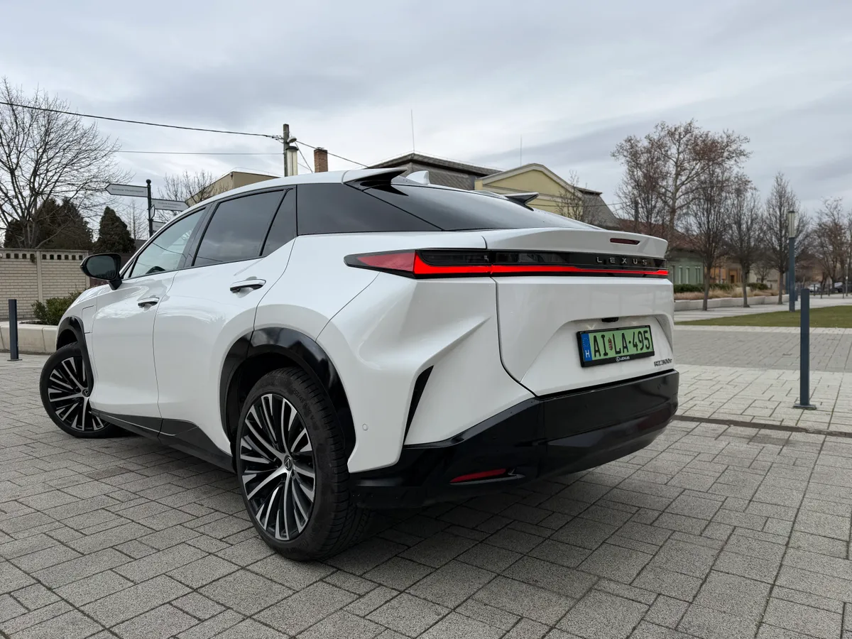Lexus RZ 300e teszten: egy közeli kép az autó hátuljáról.
