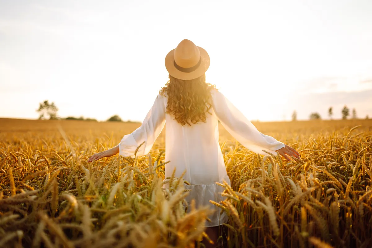 2026 a Tűz Ló éve, nagy lehetőségek és sorsfordító energiákat kap fiatal nő egy búzatáblában.