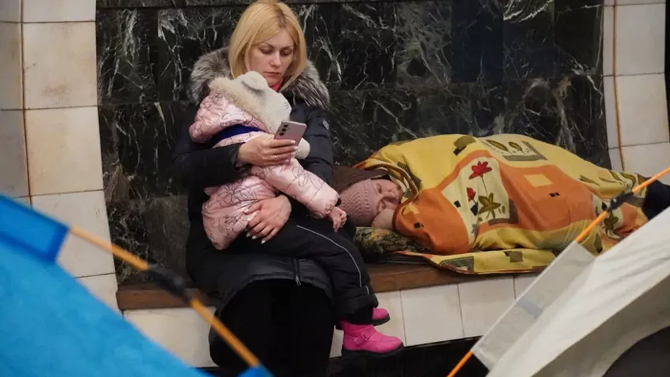 A háború borzalma mindenhol megjelenik: Kijevben sokan a metróalagútban húzzák meg magukat