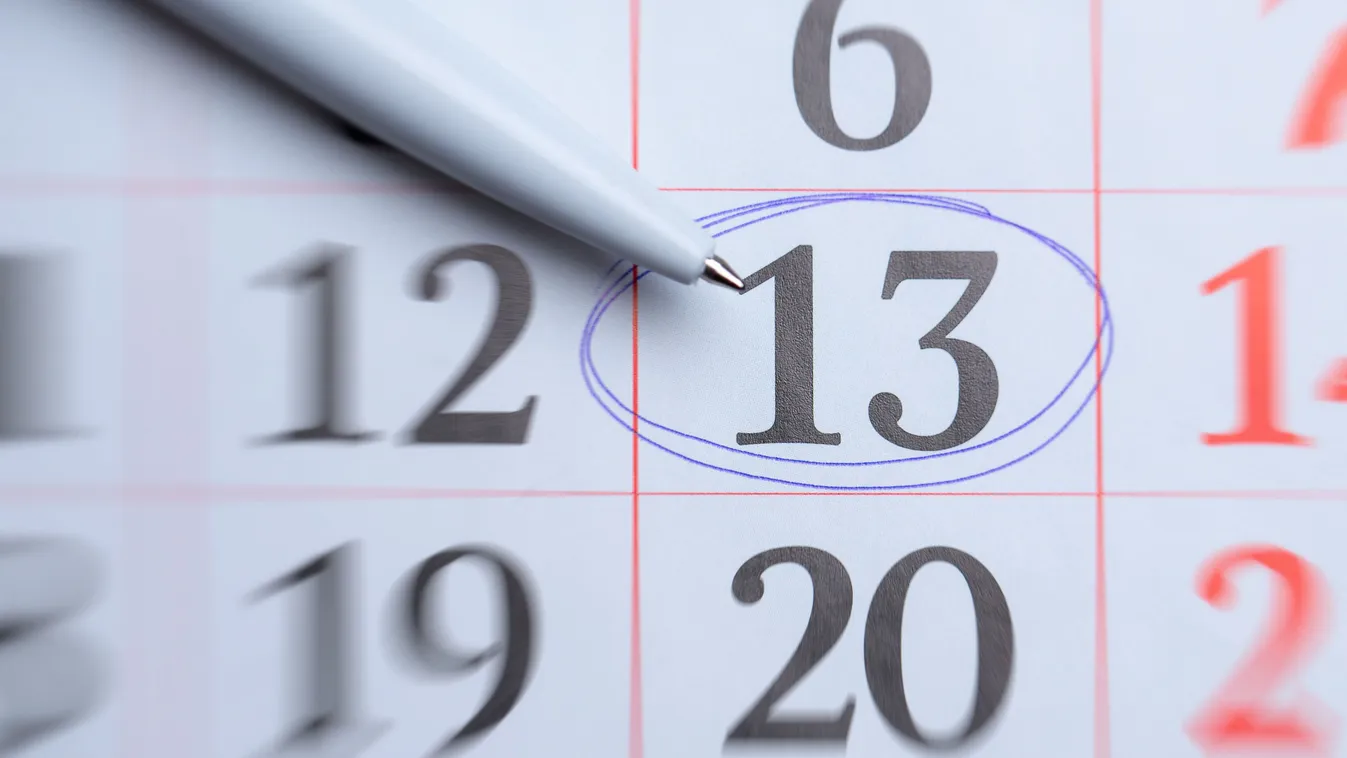 Péntek 13. napja naptárban jelölve