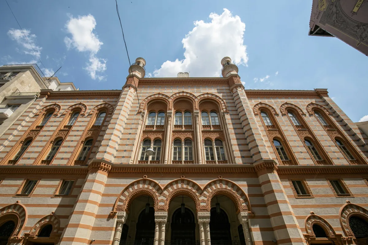 A budapesi zsinagógák egyike a Rumbach Sebestyén utcai imaház, amelynek mór stílusú homlokzata van.. 