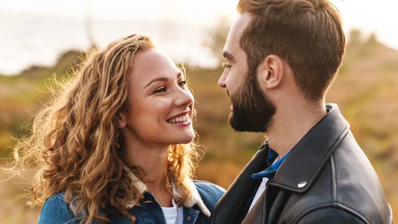 Személyiségtesztben szereplő kép egy boldog fiatal párról a mezőn
