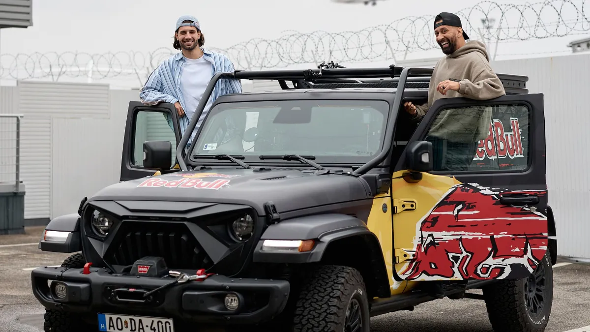 Szoboszlai Dominik (balra) a fővárosi autóutakon, menet közben adott interjút Musimbe Dennisnek