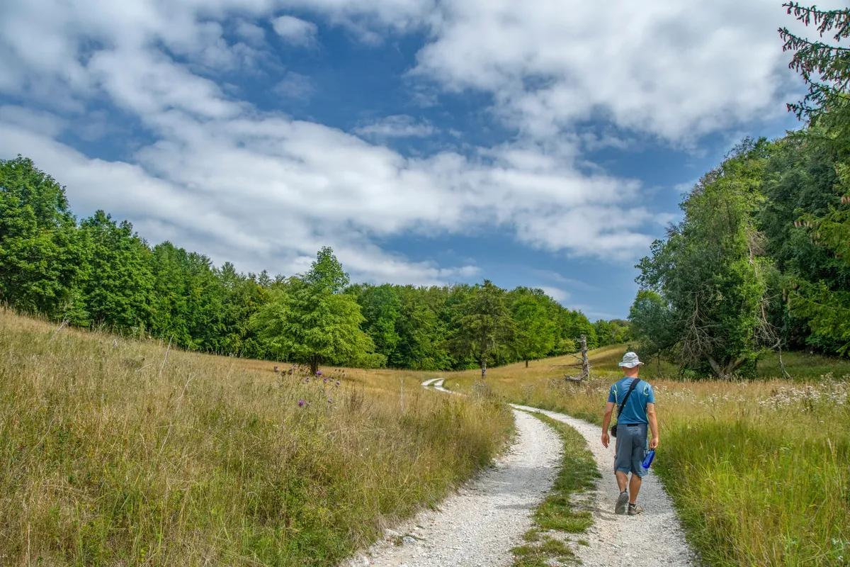 Egy túrázó sétál a Morgó-gödör felé.