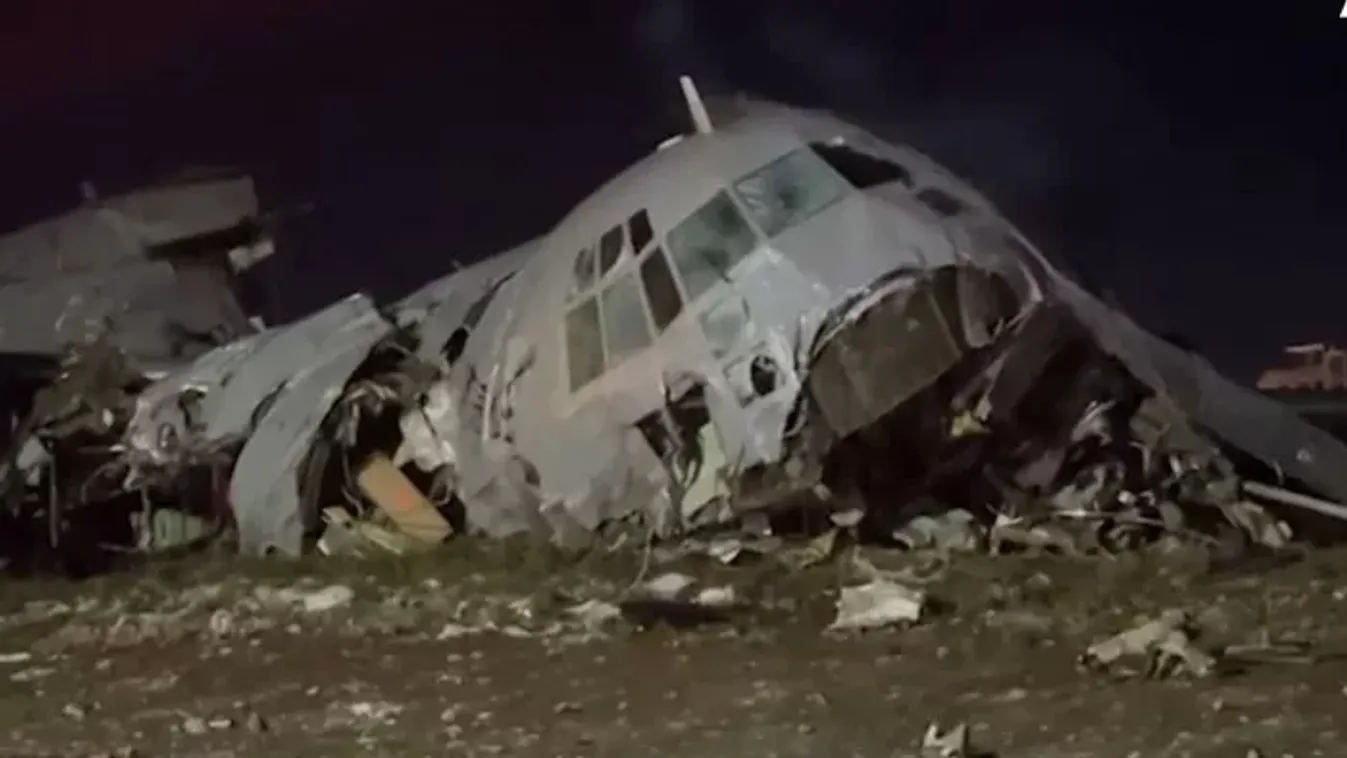 Lezuhant a pénzszállító repülőgép – áldozatokat semmibe véve próbáltak lopni a helyiek