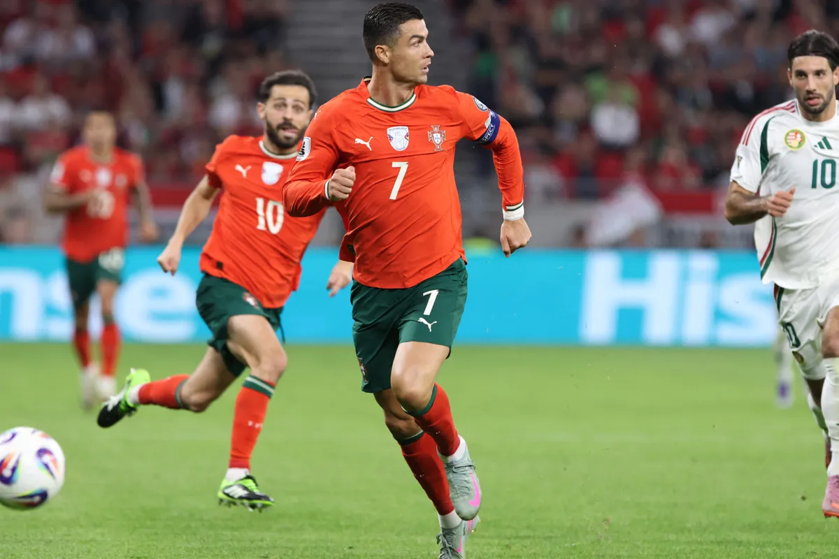 Cristiano Ronaldo kvíz, a sportoló éppen focizik.