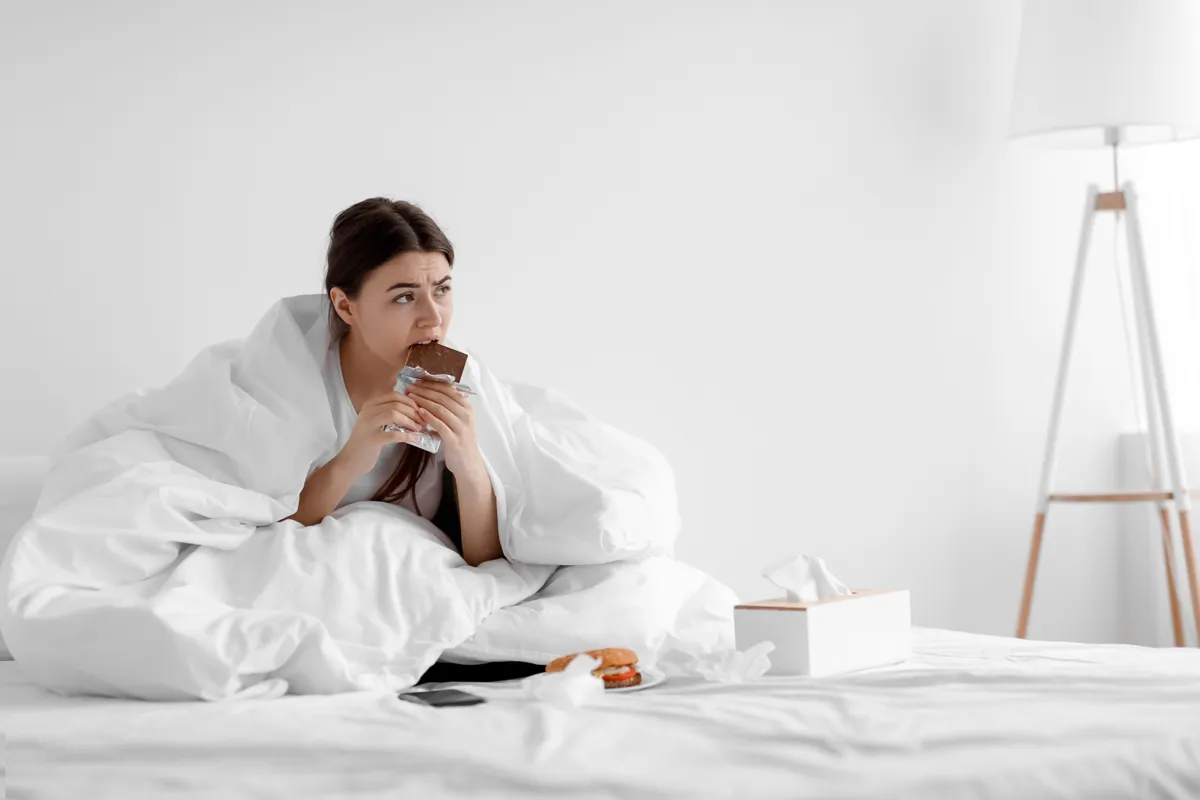 Csokoládét eszik fiatal nő, ami alvászavart okoz