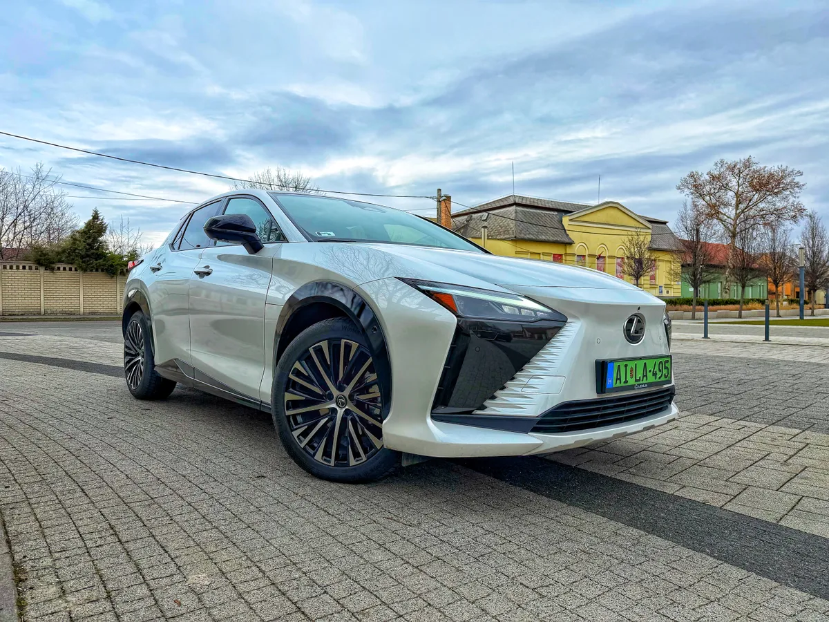 Lexus RZ 300e teszten: egy közeli kép az autóról.