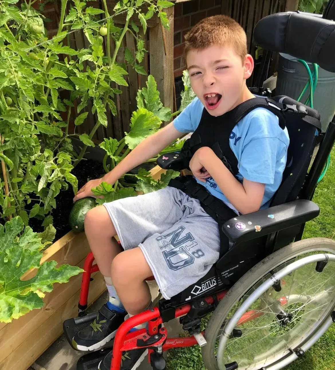 Csecsemőként egy fertőzés támadta meg a kisfiút