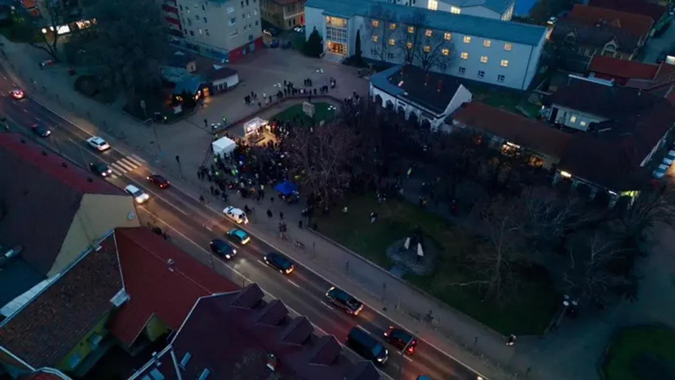 Magyar Péter egy kuruzslóval kampányol Mezőkövesden - kár, hogy alig kíváncsi rá valaki