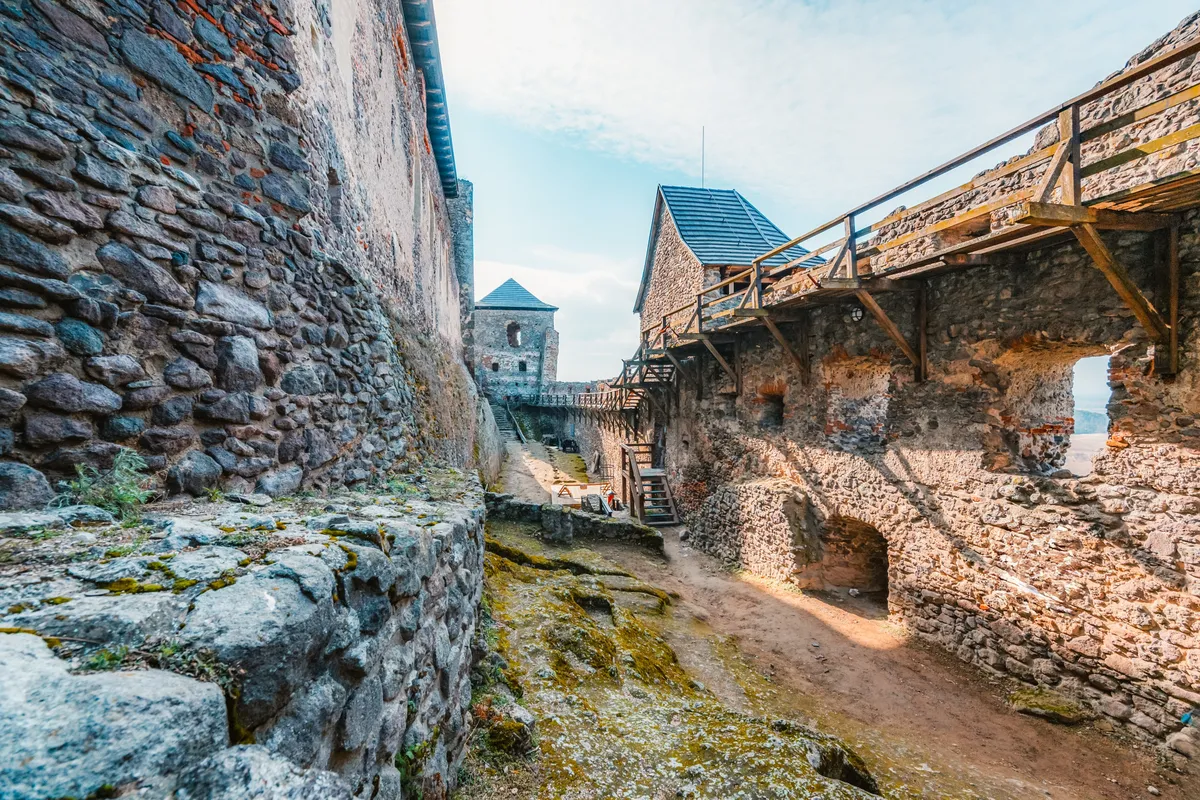 A boldogkői vár belső falai és tornyai.