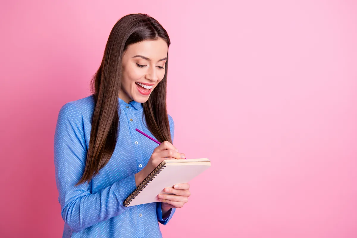 Egy fiatal nő helyesírási kvízt tölt ki. 