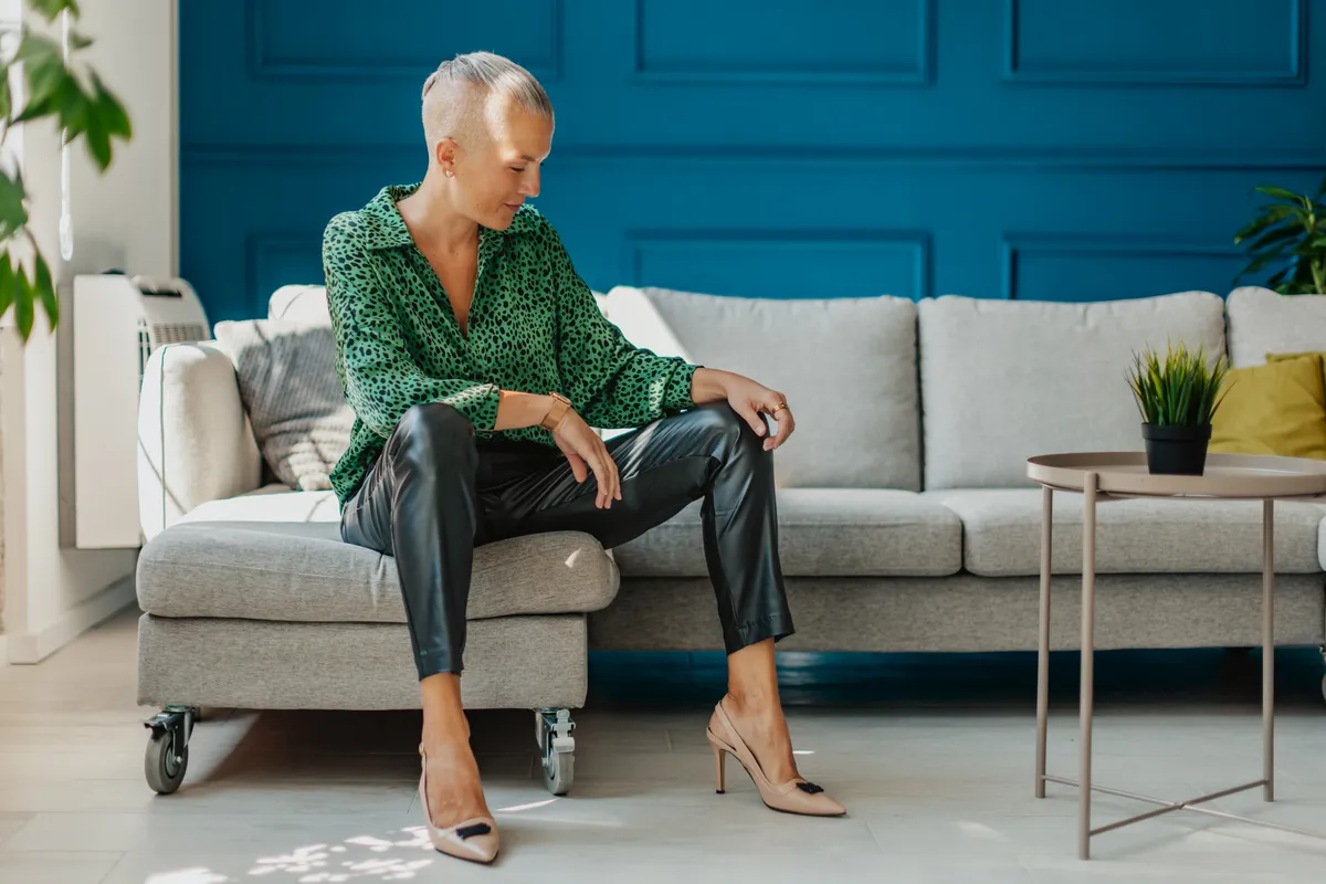 Magassarkú cipőt viselő középkorú nő.