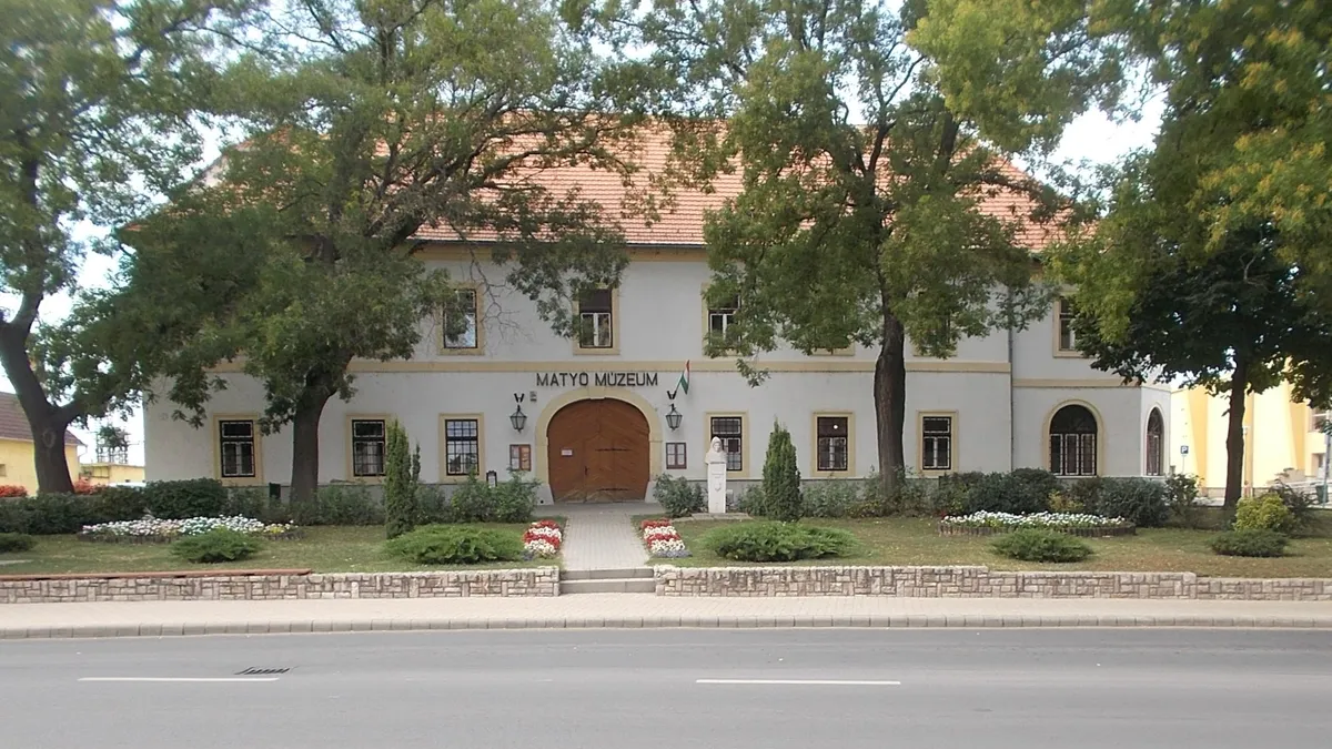 Mezőkövesd látnivalói egy épületbe, a Matyó Múzeumba sűrítve.