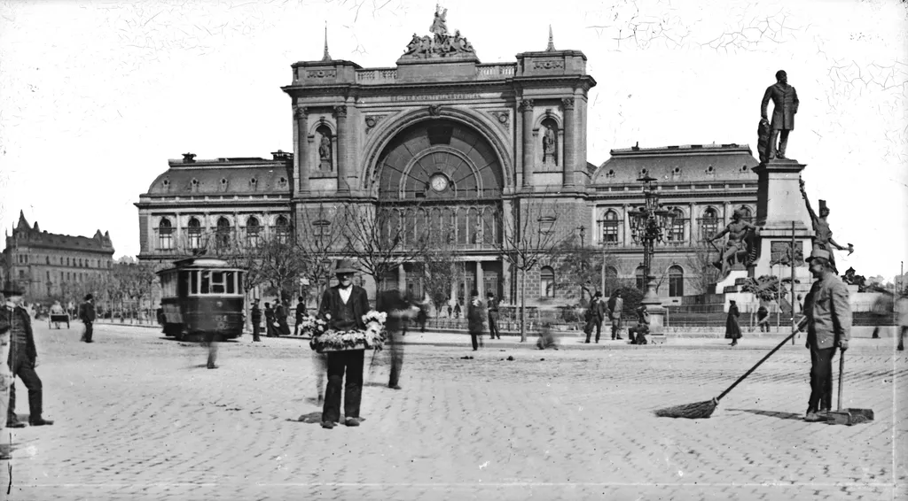 Virágárus a Keleti pályaudvar előtt 1904. Fotó: Deutsche Fotothek / Brück und Sohn