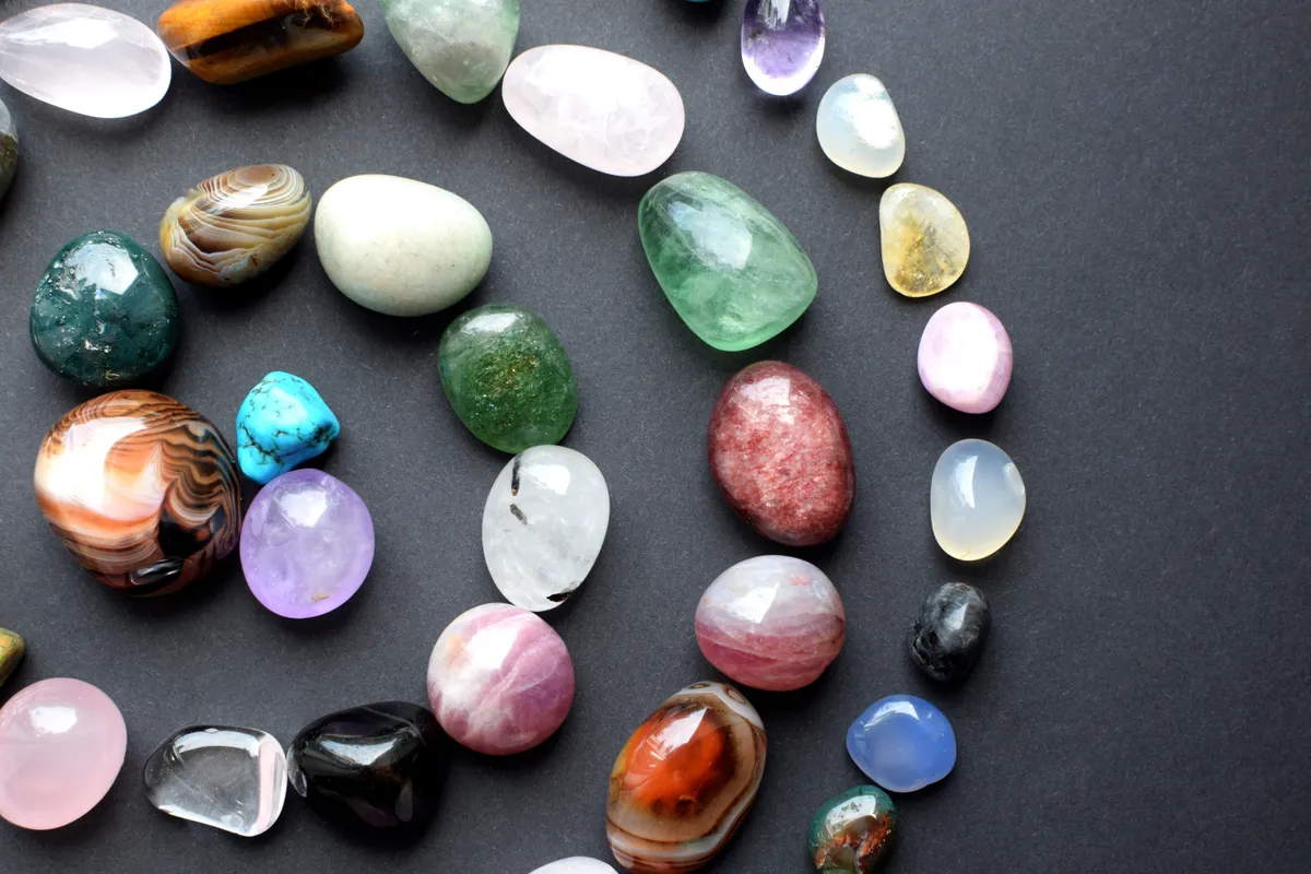 Különböző színes ásványok a személyiségtesztben.