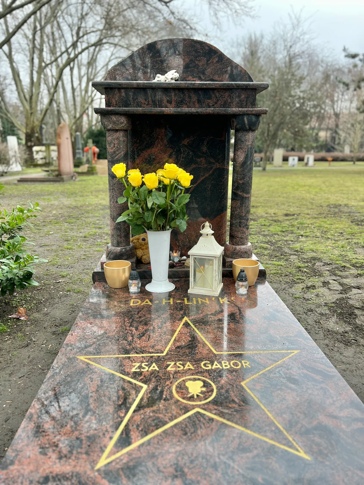 Gábor Zsazsa születésnapján így néz ki a színésznő sírja