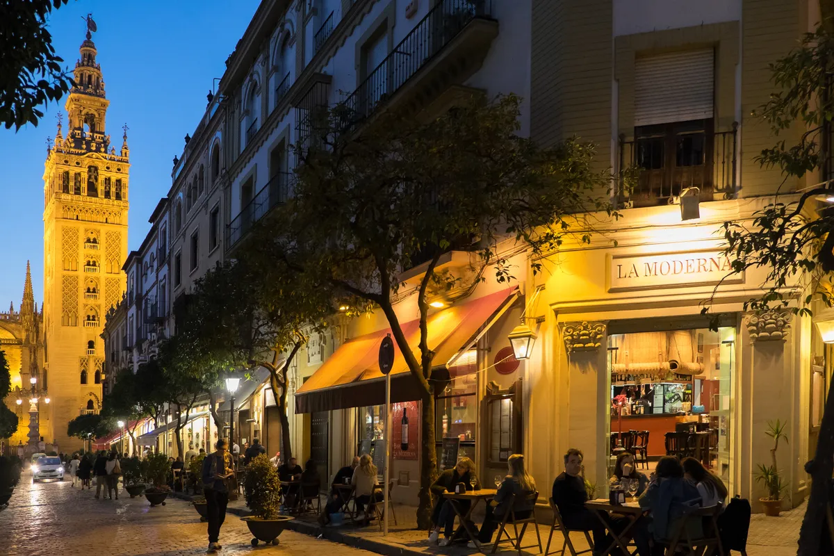 Sevillai étterem terasza egy februári estén.