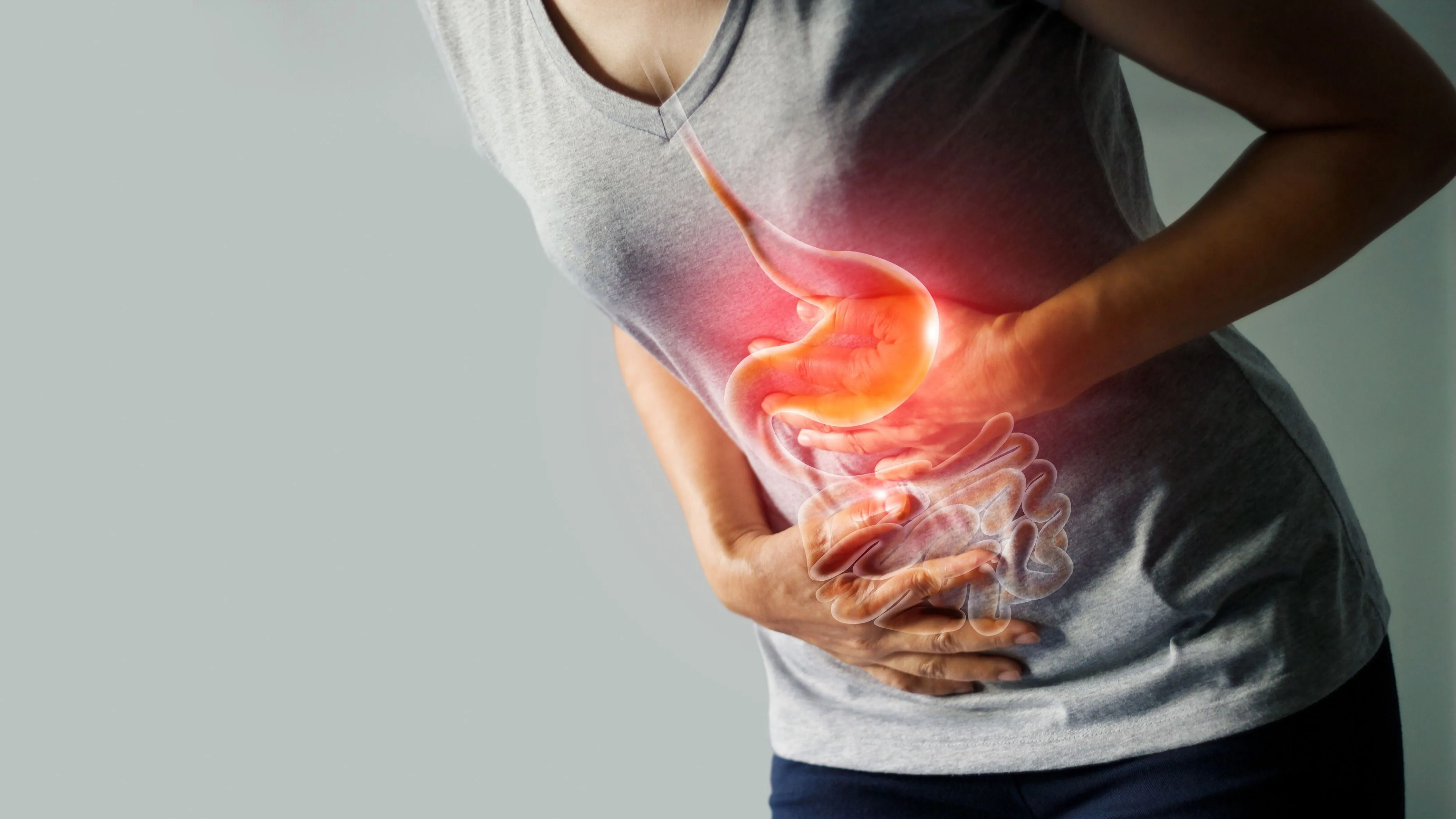 Hasi fájdalommal küzdő nő, akinél rossz a bélrendszer egészsége