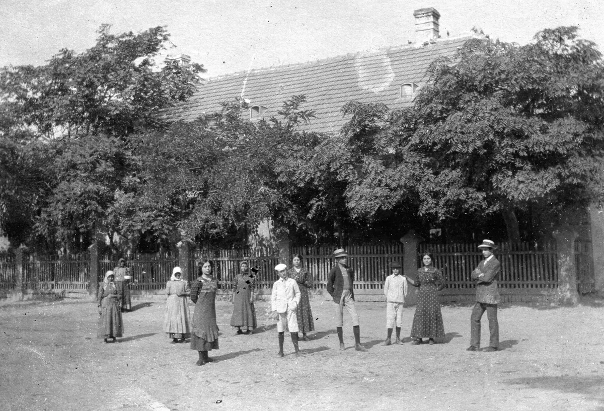 Archív fotón utcán álló magyar emberek, teszteld a kvízben tudod-e mit jelentenek azok a szavak, amiket még ők is használtak.