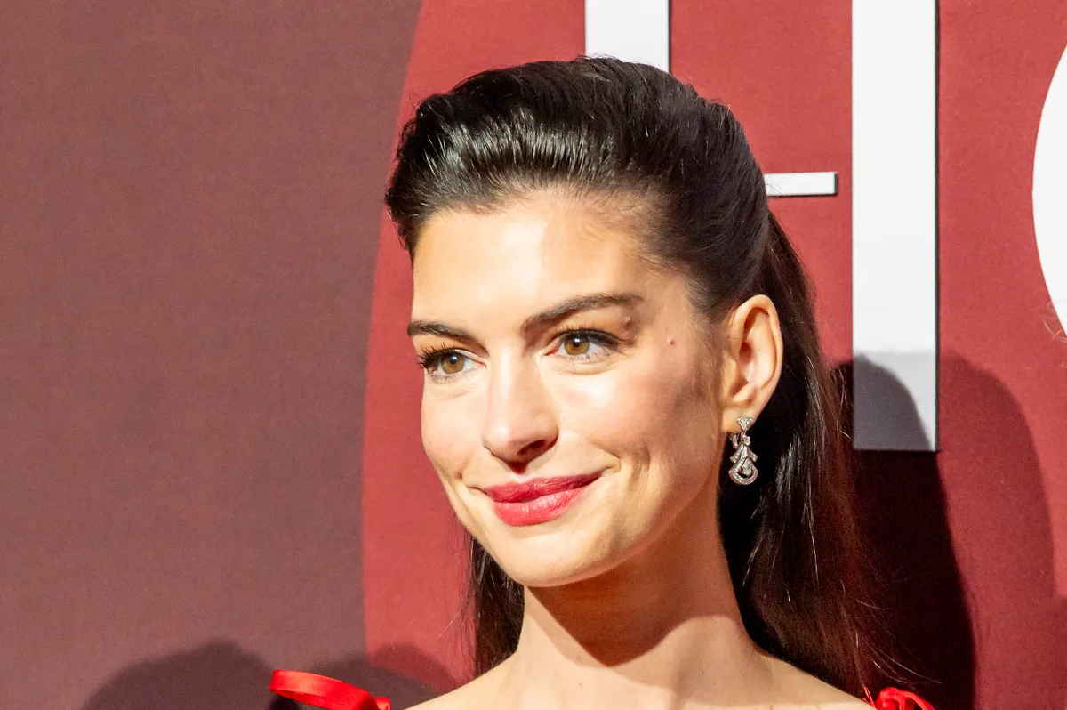 Anne Hathaway a 2025-ös WWD Honors gálán.