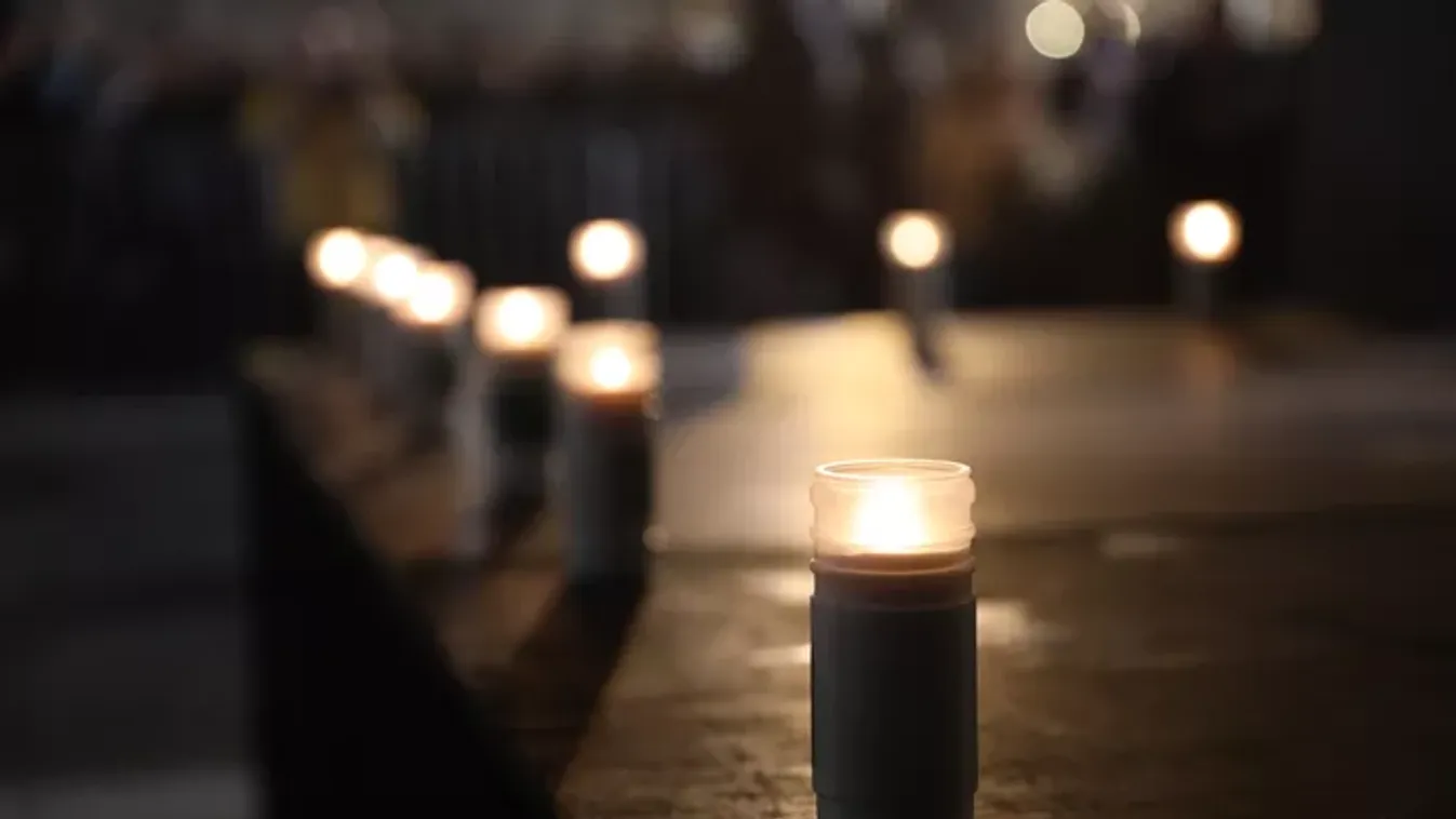 Óriási tömeg, tengernyi mécses, így emlékeztek meg Fenyő Miklósról - Galéria