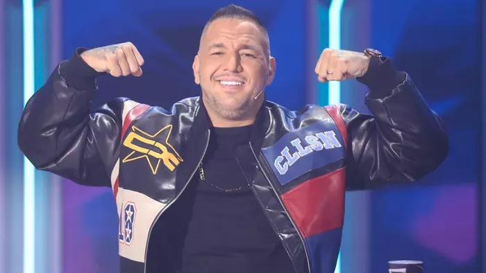 Curtis is rejtélyes maszkot húzott – és nem a farsang miatt