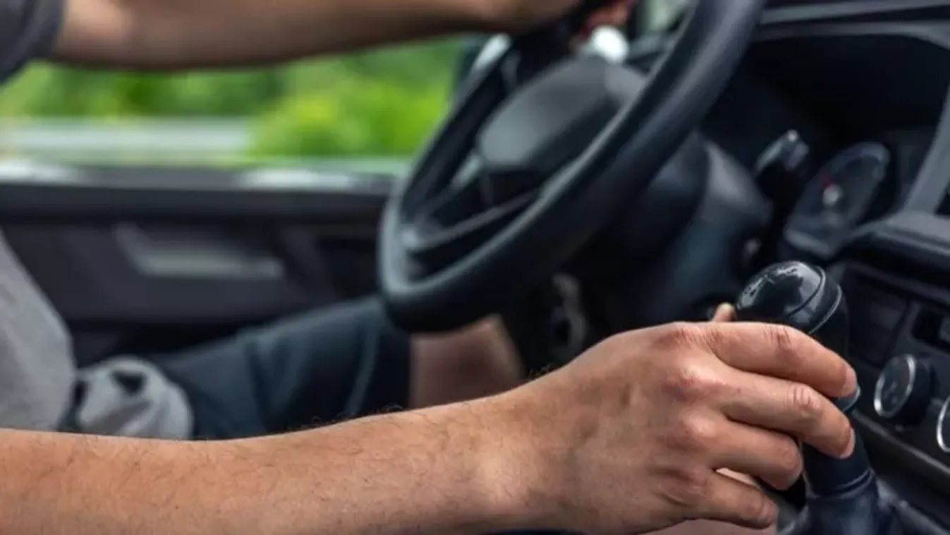 Dráma Sülysápon: kisgyermekkel együtt lopott el egy autót a tolvaj