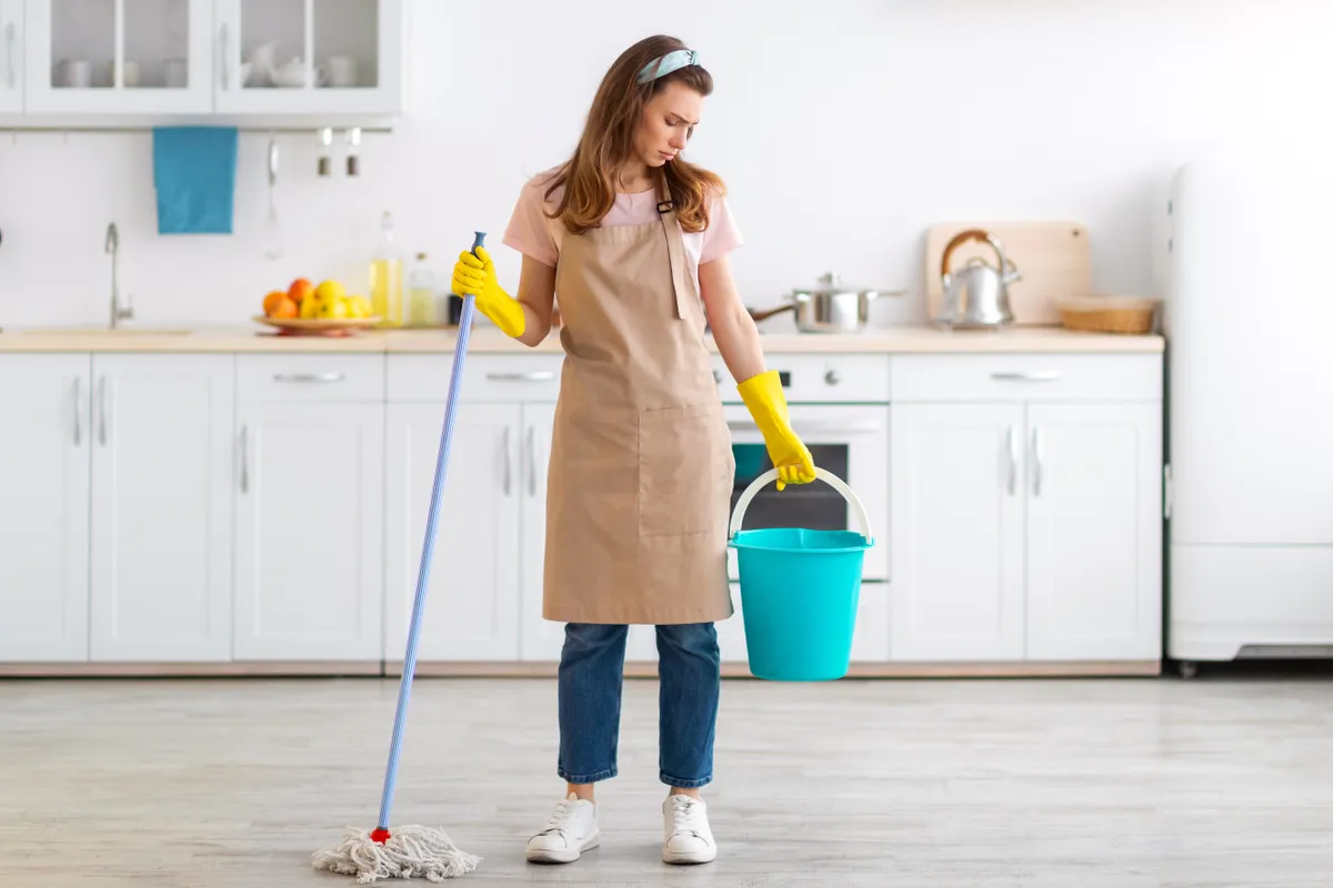 Hölgy kezében felmosófával csalódottan nézi a padlót - Ő biztosan nem tartotta be a felmosási tippeket.
