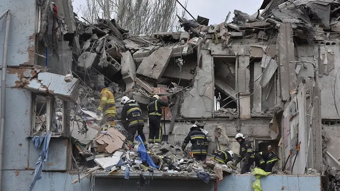 Egy kicsi gyerek magyarázza egy babának, mi az a légiriadó