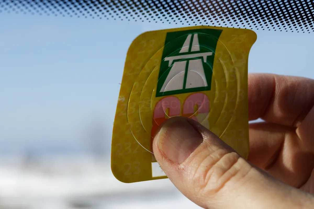 Európa bizonyos helyein, így Svájcban is, az autópálya matricát részesítik előnyben.