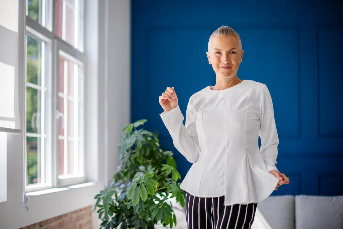 Divatos tavaszi inget viselő középkorú nő.