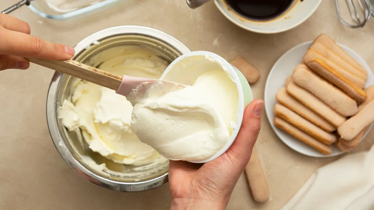 A diétás tiramisu recept krémjét keverő nő.