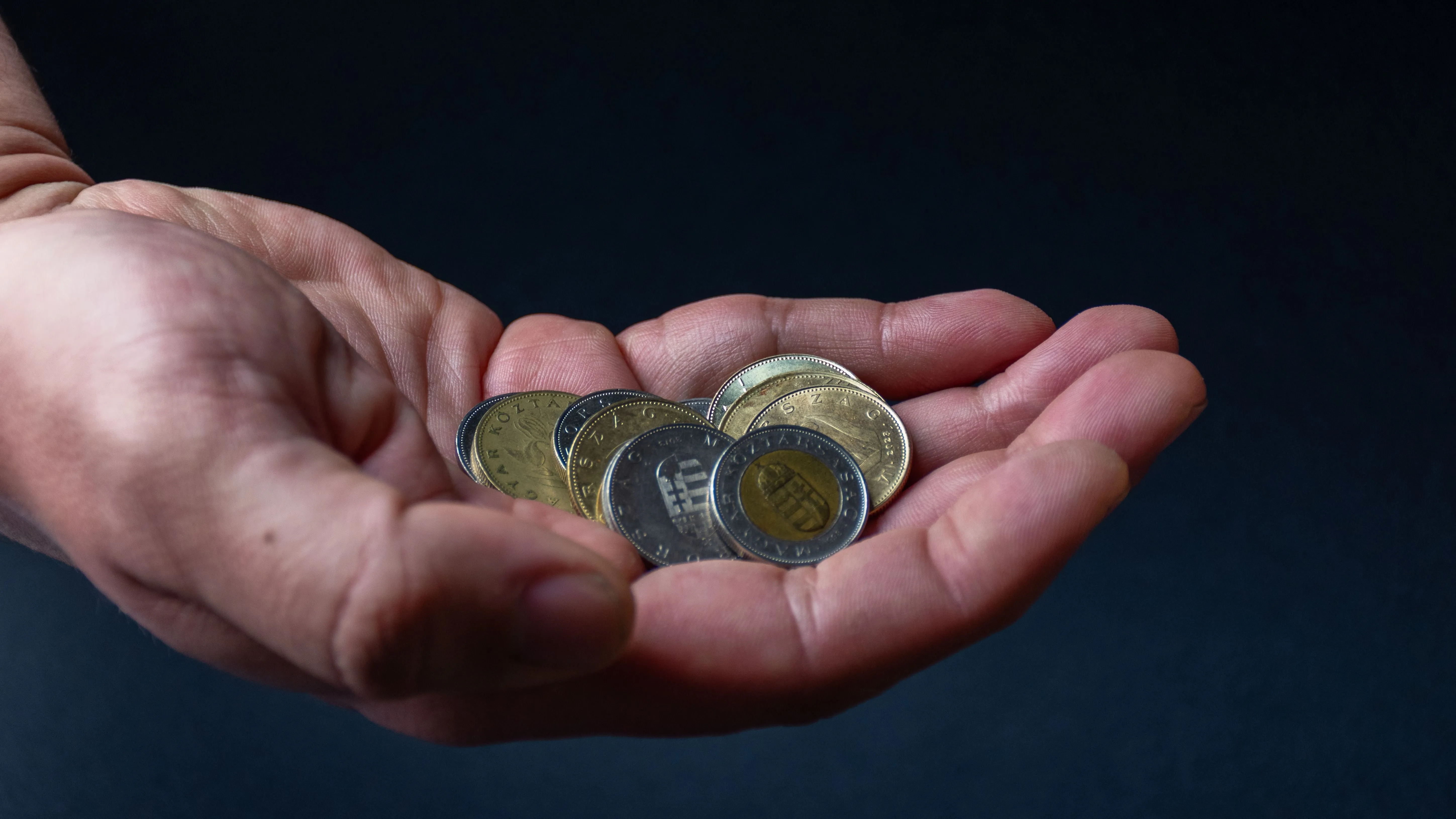 Személyiségtesztben szereplő kép egy marék aprópénzről