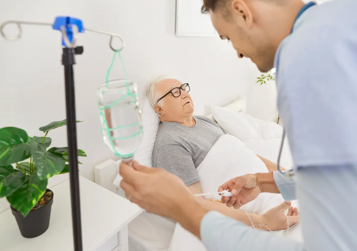 Betegek világnapja beteget ápoló férfi