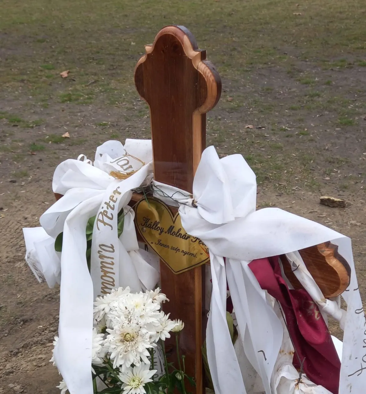 Kálloy Molnár Péter a Fiumei úti sírkertben alussza örök álmát.