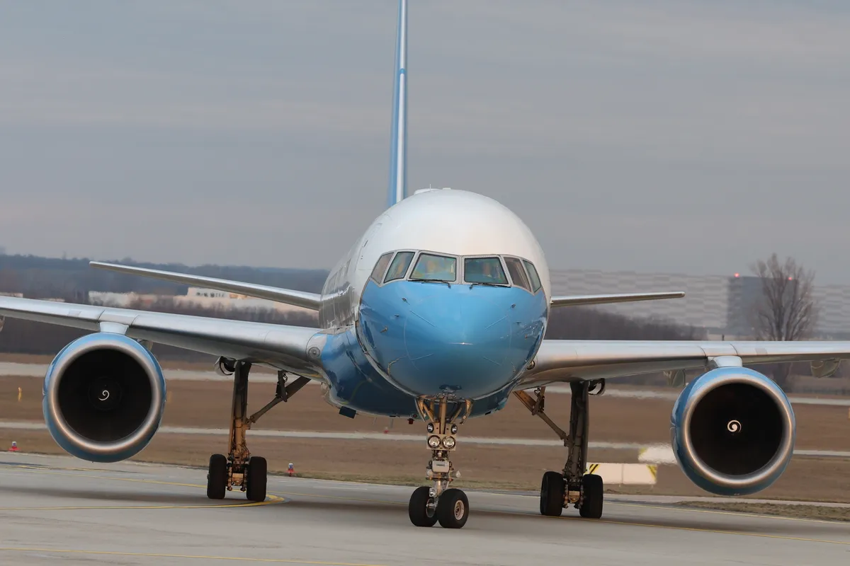 Rejtélyes golyónyomokat találtak egy repülőgépen