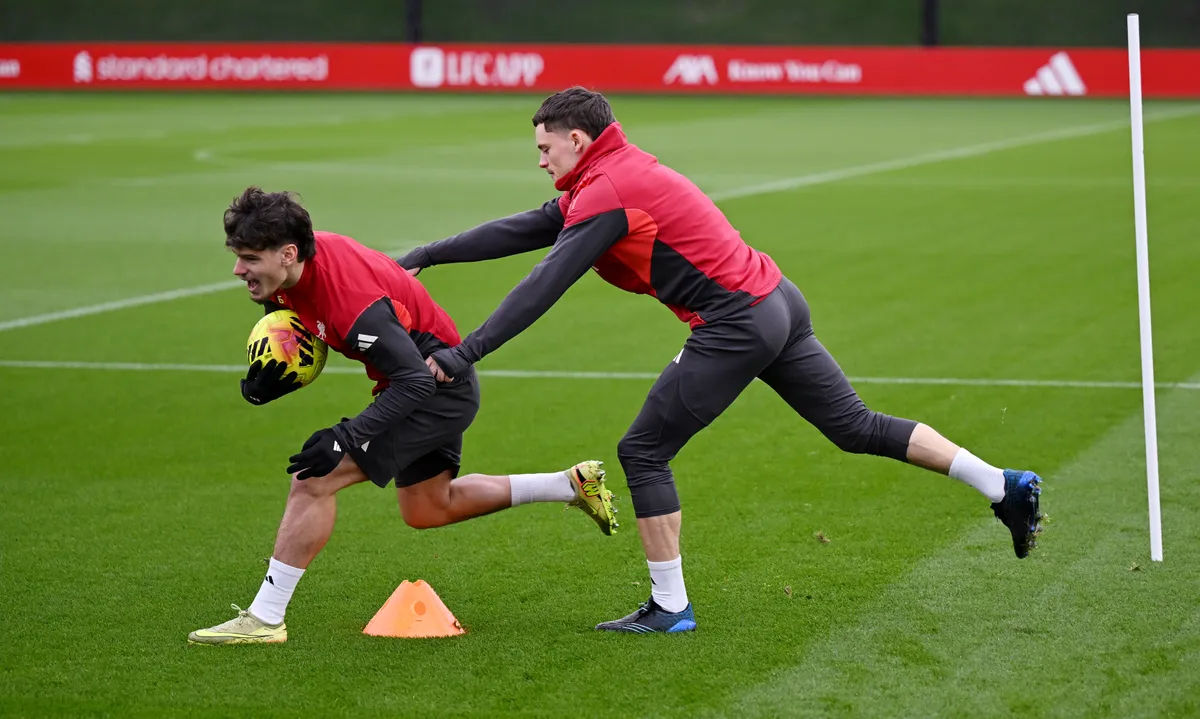 Kerkez Milos (balra) és Florian Wirtz a Liverpool edzésén