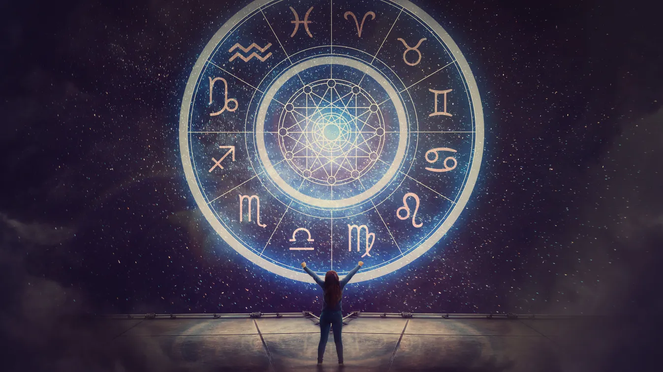 Horoszkópban használt zodiákus kör előtt álló nő.