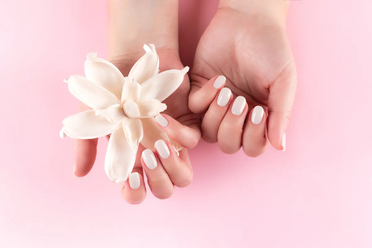 A tejfehér manikűr is a 2026-os elegáns körömtrendek egyike.