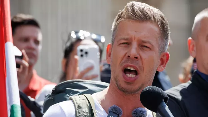 A tiszások a 13. és 14. havi nyugdíj eltörlését akarják