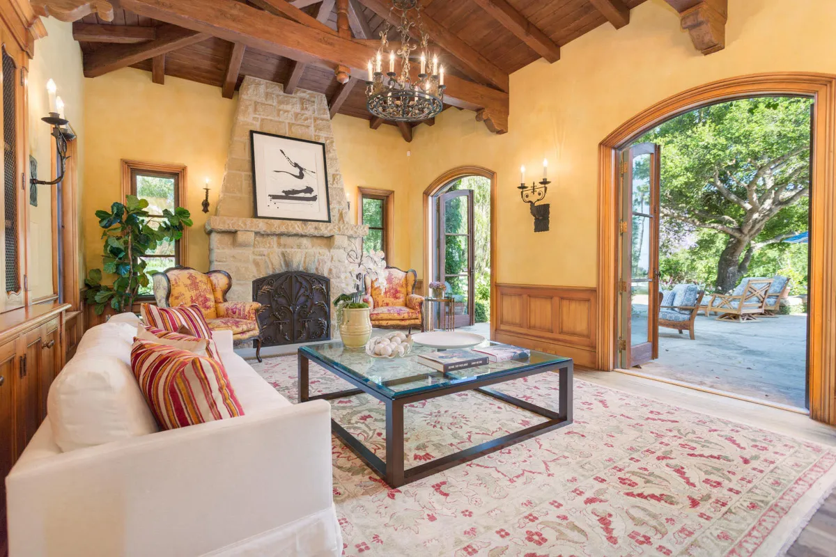 A házban nem egy kandalló található, azonban ezek remekül passzolnak az adott helyiség stílusához