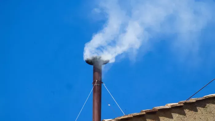  Lángoszlop tört ki egy kéményből Kazincbarcikán