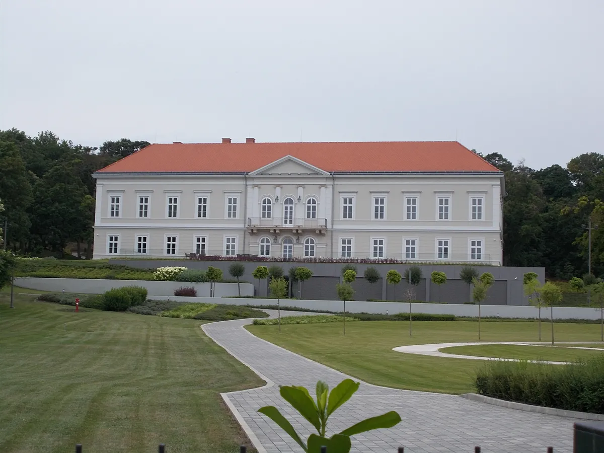 A bodajki Hochburg–Lamberg-kastély és kastélykertje.