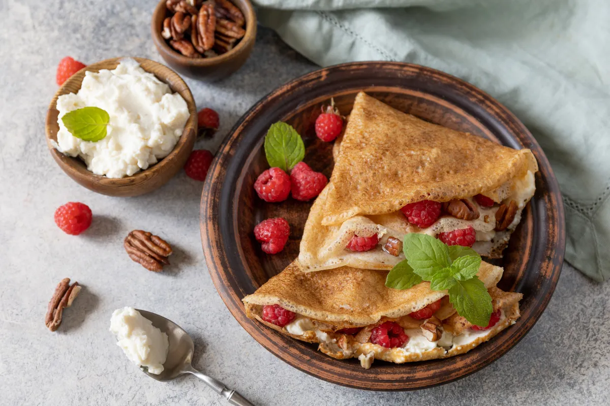 Túrós palacsinta málnával tálalva.