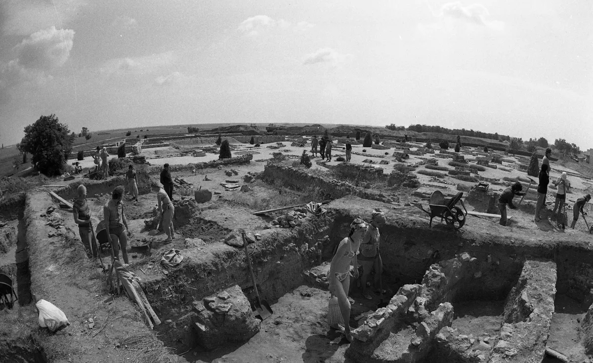 Gorsium területén dolgozó régészek 1974-ben.