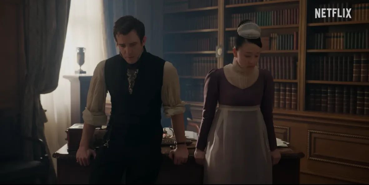 Luke Thompson és Yerin Ha a Bridgerton család 4. évadának jelenetében.
