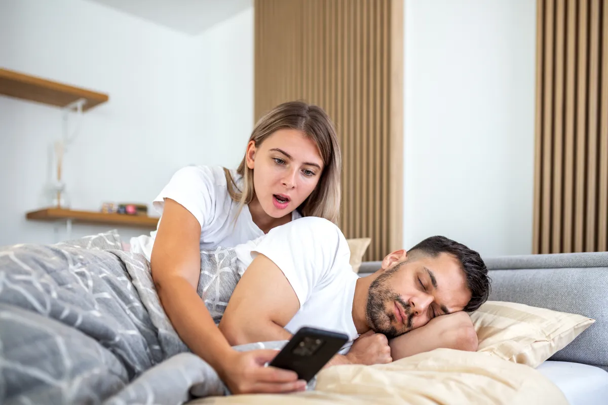 Megcsalás jelei egy párkapcsolatban, bizalmatlanság és érzelmi távolság egy pár között.