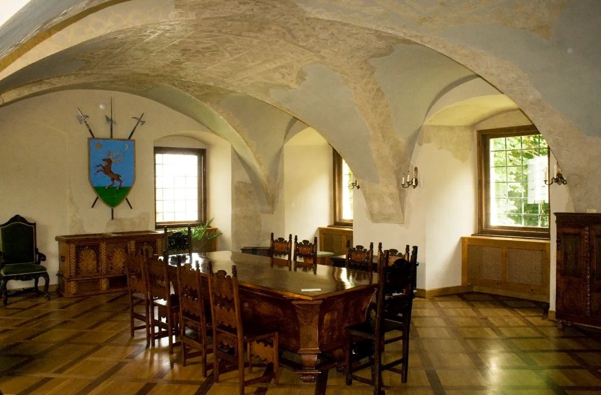 A vajai Vay-kastély első emeleti díszterme korabeli bútorokkal.