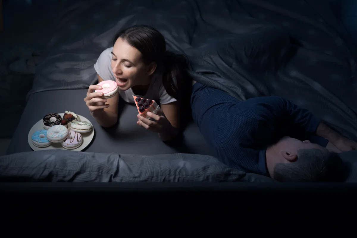 Nő éjszaka az ágyában nassol, amivel akár a szívbetegségek kockázatát is növelheti.